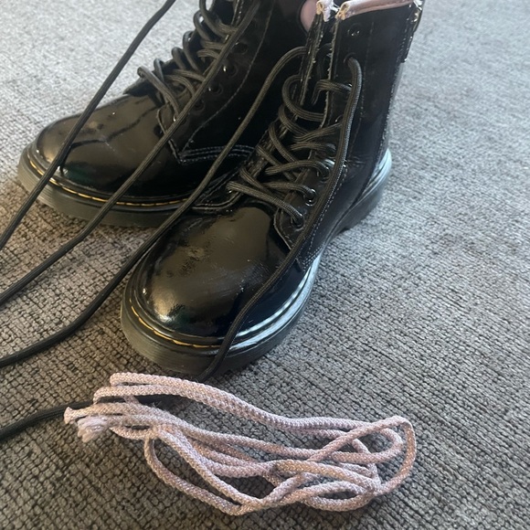 SOLD Girls heart Dr Martens size 3 - Picture 3 of 9